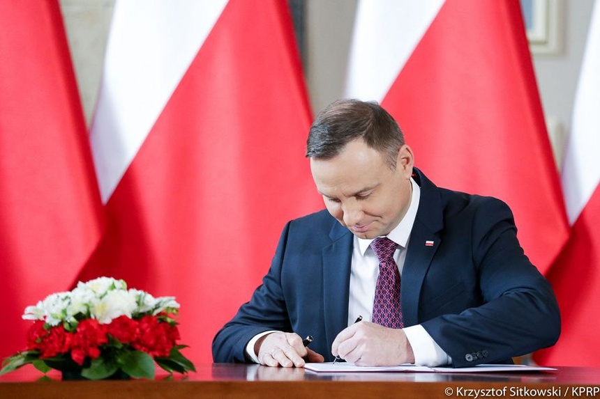 Prezydent Andrzej Duda podpisał ustawę o kolejnym w 2022 r. dodatkowym rocznym świadczeniu pieniężnym dla emerytów i rencistów. Źródło: Krzysztof Sitkowski/KPRP
