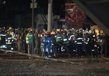 Na miejscu tragedii pełno było strażaków i ratowników medycznych. Fot. PAP/EPA