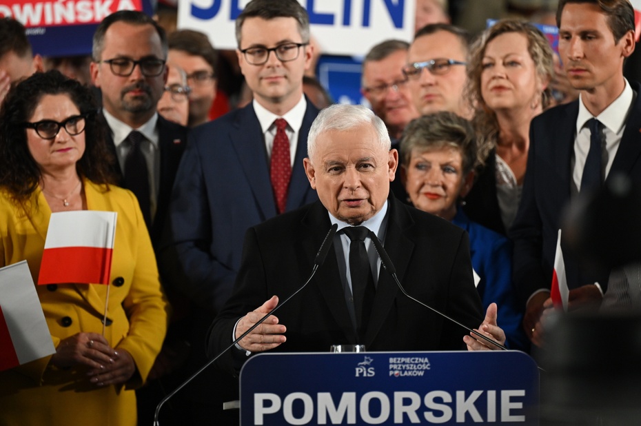 Kampania wyborcza do parlamentu 2023. Wicepremier, prezes PiS Jarosław Kaczyński (C) podczas konwencji wojewódzkiej partii, 24 bm. w Gdyni. (sko) PAP/Adam Warżawa