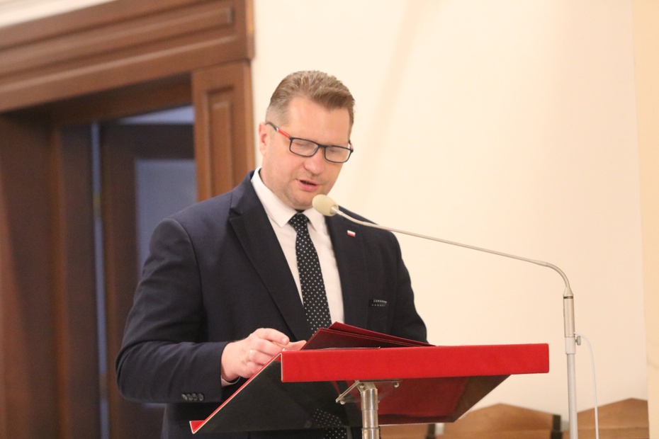 Minister Czarnek uważa, że wycieczki po muzeach w Polsce oprowadzali polscy przewodnicy. fot. MEN/Twitter