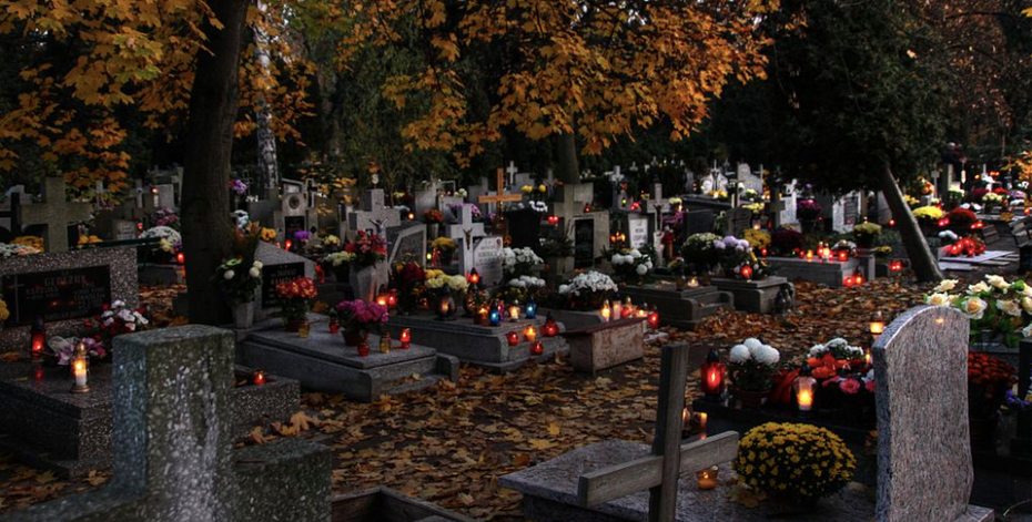 W Polsce 1 i 2 listopada to czas refleksji, smutku i zadumy. fot. Klearchos Kapoutsis, Zaduszki, CC BY 2.0