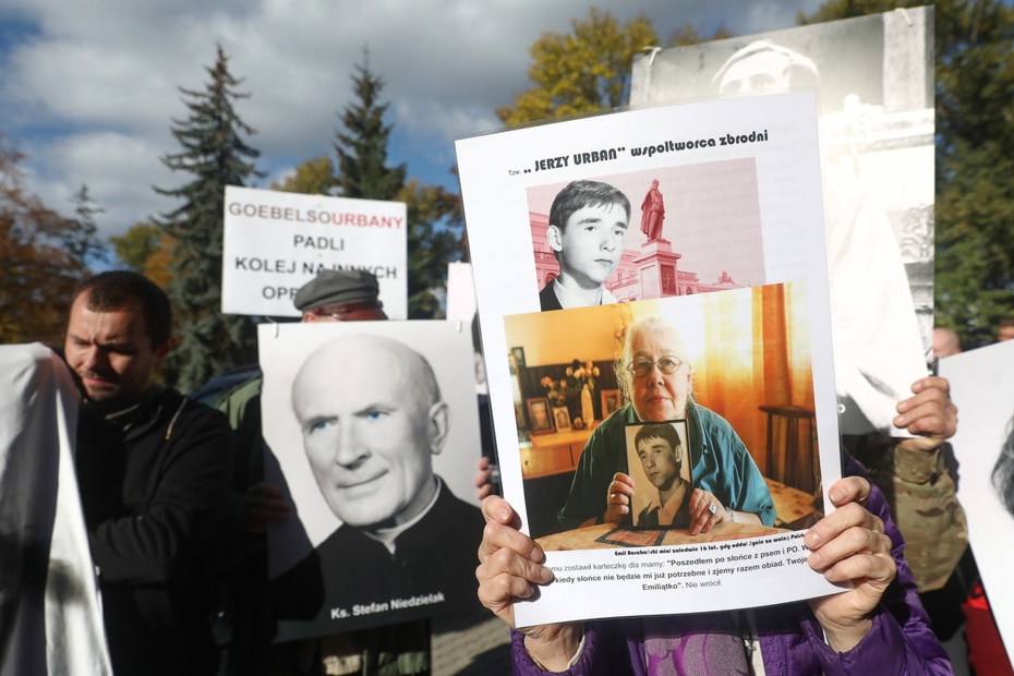 Pikietujący przynieśli zdjęcia ofiar PRL Fot. PAP/Tomasz Gzell