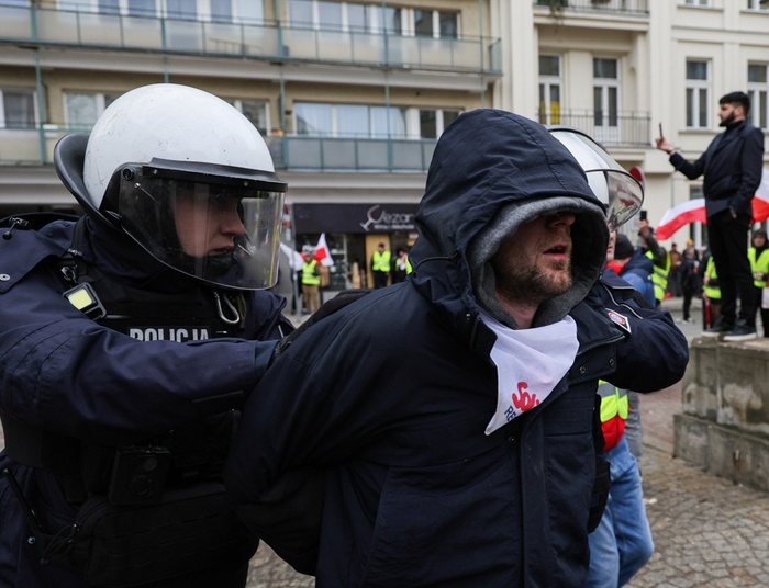 Protestujący rolnicy dostali się na teren Sejmu. Starcia z policją, lecą kostki brukowe