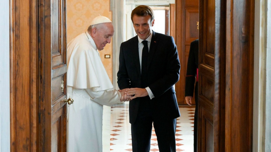 Papież Franciszek podczas spotkania z prezydentem Francji Emmanuelem Macronem. (fot. PAP/EPA)