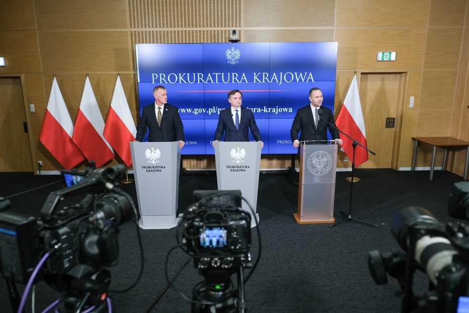 Od lewej: prokurator Andrzej Pozorski, minister Zbigniew Ziobro i szef IPN Karol Nawrocki. Fot. PAP