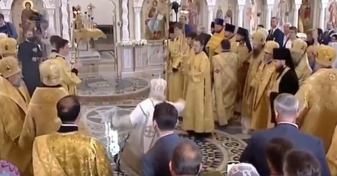 Na nagraniu w sieci widać, jak patriarcha Cyryl idzie trzy kroki naprzód i nagle pada na plecy. Screen: Twitter/ Konrad Kołodziejski