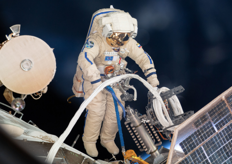Rosyjski kosmonauta Oleg Artiemjew musiał nagle zakończyć spacer kosmiczny. Fot. NASA