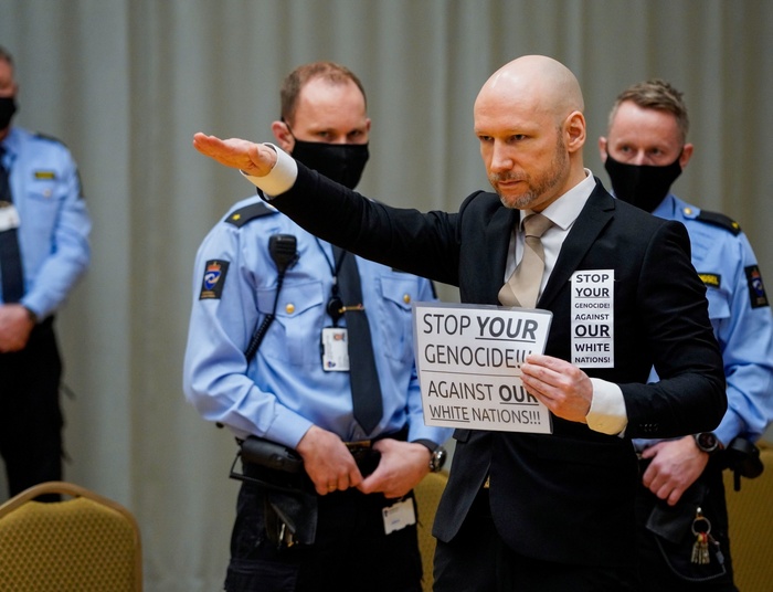 Breivik stara się o zwolnienie z więzienia. Przywitał sąd nazistowskim gestem