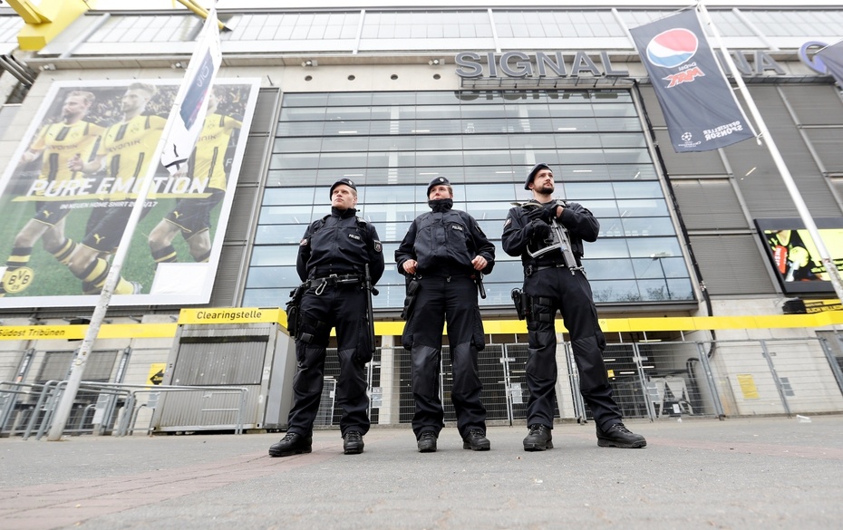 Wzmożona ochrona przed stadionem Signal Iduna Park, fot. PAP/EPA/FRIEDEMANN VOGEL