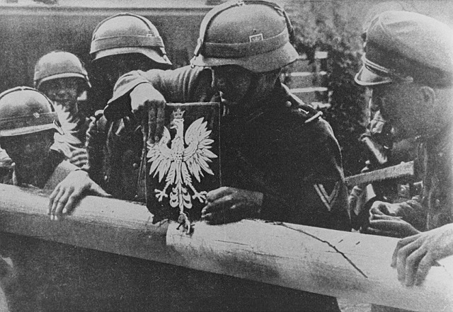 Żołnierze niemieccy zrywający godło państwowe, wrzesień 1939.