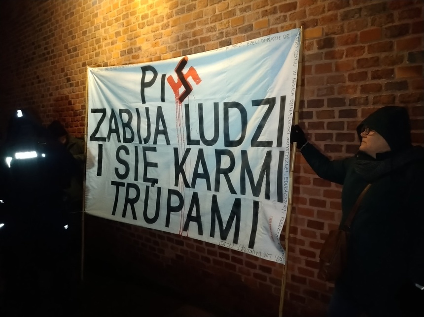 Transparent działaczy KOD pod Wawelem, fot. Twitter