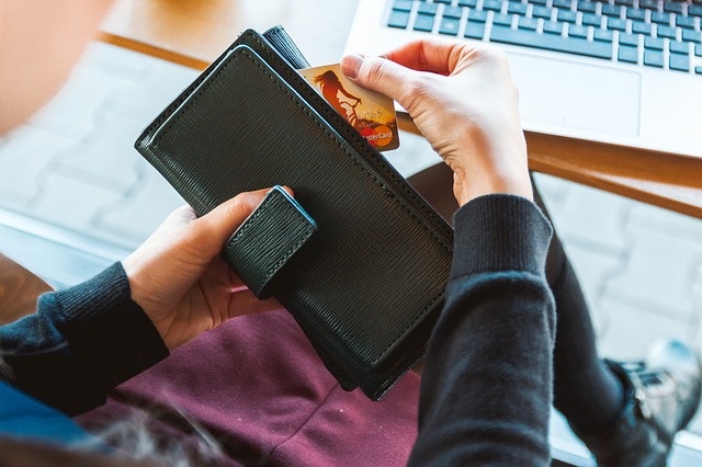 Karta debetowa i kredytowa - warto ich nie pomylić przy bankomacie. Fot. Pixabay