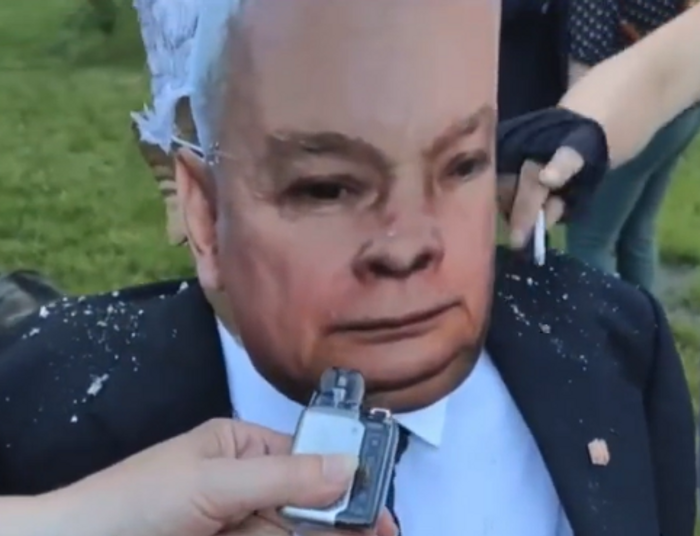 Babcia Kasia znowu broi. Antypisowcy zrobili to z kukłą Kaczyńskiego