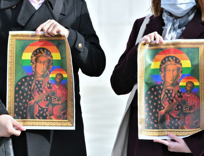 Rozlepiały nalepki z wizerunkiem Maryi z tęczową aureolą. Sąd je uniewinnił