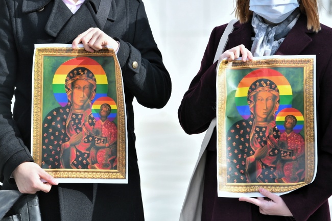 Wizerunek Maryi z tęczową aureolą stał się symbolem ruchu LGBTQIA+ w Polsce. Fot. PAP/Radek Pietruszka