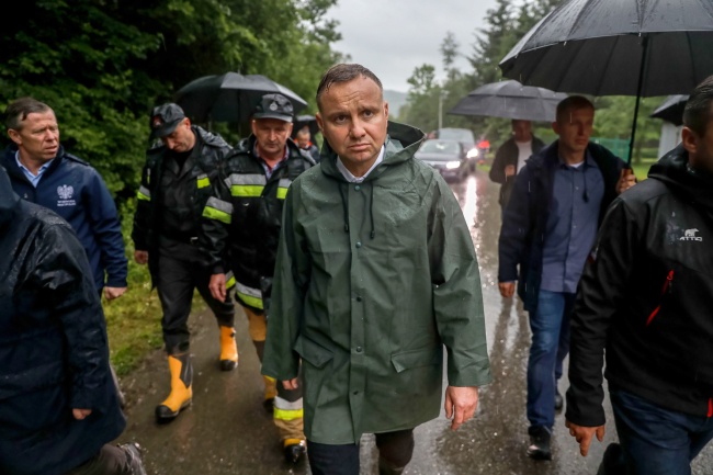 Prezydent RP Andrzej Duda (C) podczas wizyty w Pcimiu, który ucierpiał po ulewach. Fot. PAP/Jakub Szymczuk