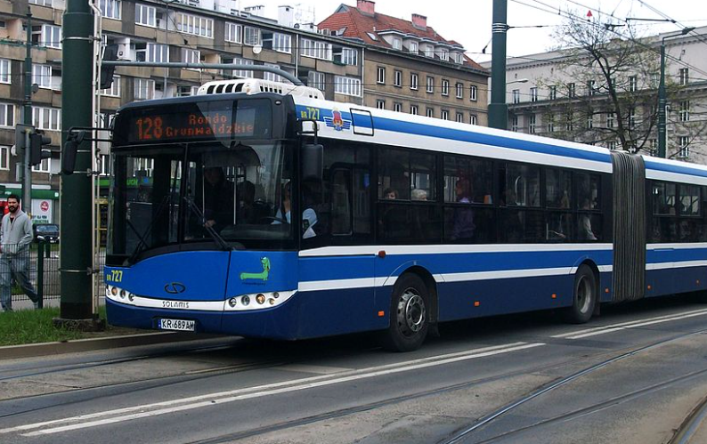 Miejski autobus w Krakowie. Źródło: commons.wikimedia.org
