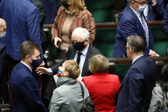 Wicepremier Jarosław Kaczyński i posłowie PiS na sali obrad podczas posiedzenia Sejmu w Warszawie, fot. PAP/Tomasz Gzell