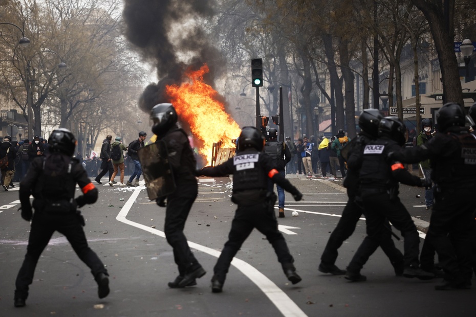 Protesty w Paryżu. Źródło: EPA/YOAN VALAT