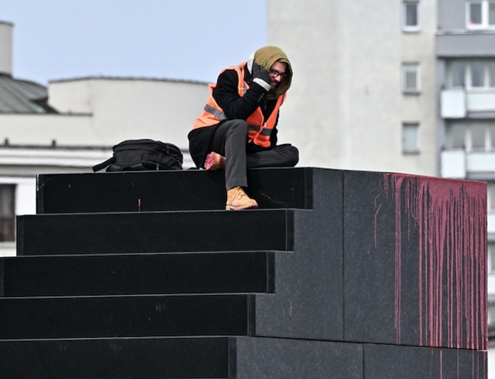 Aktywista na pomniku smoleńskim żądał rozmowy z Tuskiem. Nowe fakty o incydencie