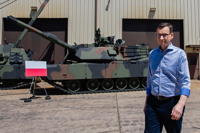 Premier Mateusz Morawiecki odwiedził zakłady ANAD Anniston Army Depot, gdzie produkowane są czołgi Abrams, fot. PAP/Krystian Maj/KPRM