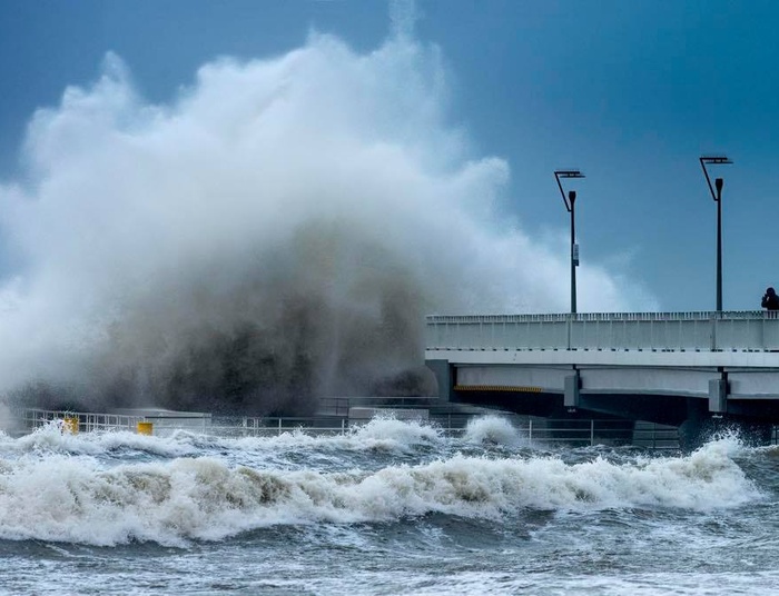 Zimowy sztorm na kołobrzeskim molo