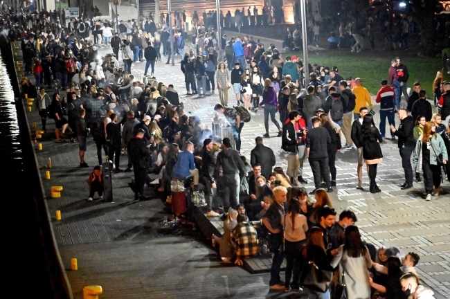 Tłumy ludzi na szczecińskich bulwarach. Policja wystawiła tam kilkadziesiąt mandatów za nieptrzestrzeganie obostrzeń, fot. PAP/Marcin Bielecki