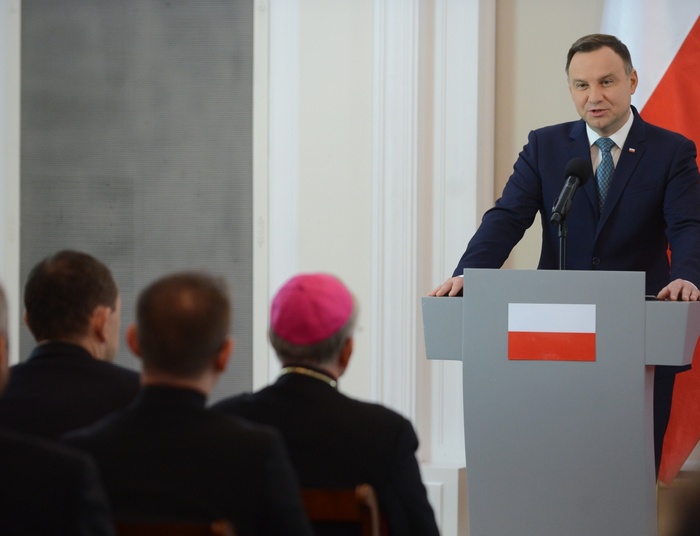 Krytykują Dudę za nieobecność na różańcu. Ziobro radzi mu słuchać Ducha Świętego