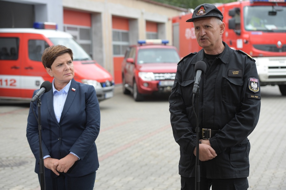 Premier Beata Szydło i komendant główny Straży Pożarnej Leszek Suski, fot. PAP/Adam Warżawa