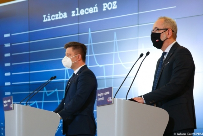 Michał Dworczyk i Adam Niedzielski wystąpili w piątek na wspólnej konferencji, fot. KPRM/A. Guz