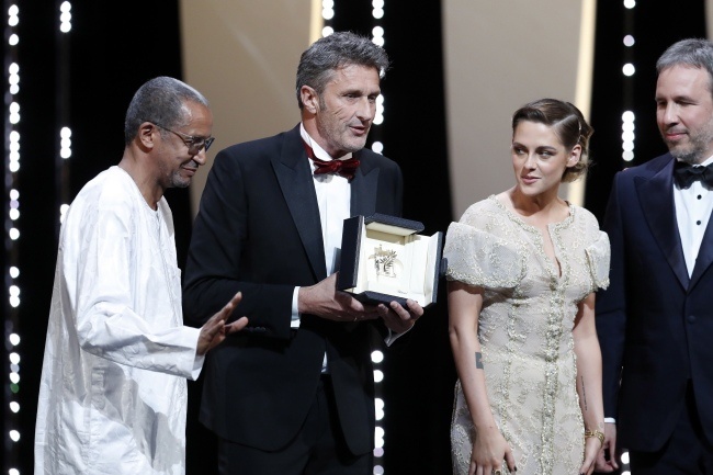 Paweł Pawlikowski odbiera nagrodę podczas 71. Międzynarodowego Festiwalu Filmowego w Cannes, fot. PAP/EPA/Sebastian Nogier