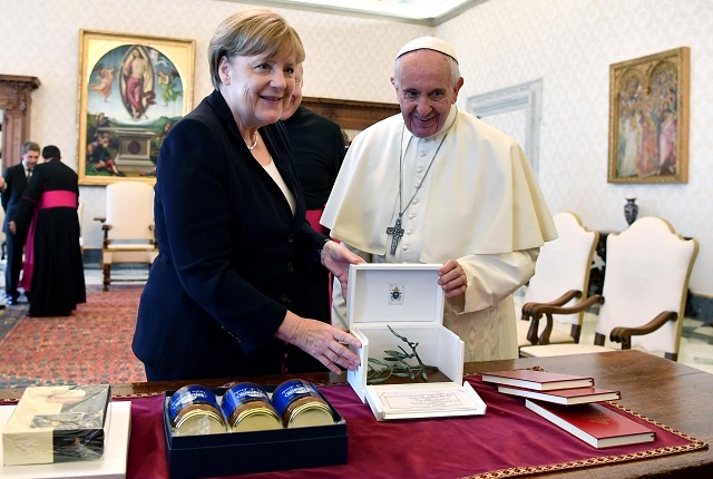 Angela Merkel (L) i papież Franciszek (P). Fot. PAP/EPA/ETTORE FERRARI