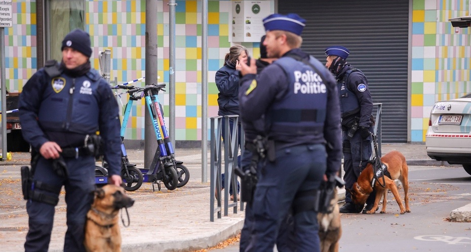 Belgijska policja w Brukseli. Fot. PAP/EPA/OLIVIER MATTHYS