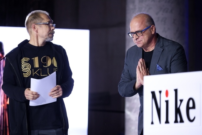 Laureat Nagrody Literackiej Nike 2022 za tom "Mondo Cane" Jerzy Jarniewicz (P) oraz przewodniczący jury konkursu Przemysław Czapliński, fot. PAP/Leszek Szymański
