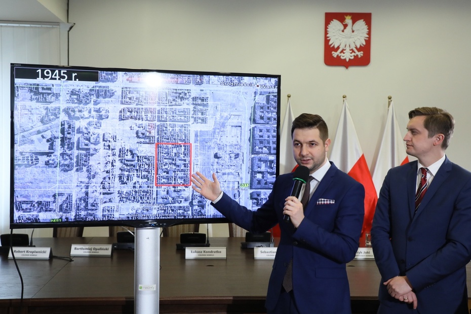 Komisja weryfikacyjna uchyliła decyzję prezydent Warszawy w sprawie działki Chmielna70,PAP/Paweł Supernak