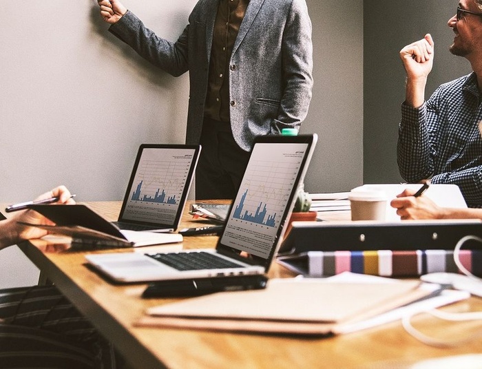 B2B a przedsiębiorcy po 50-tce. Dlatego chcą być na jednoosobowej działalności