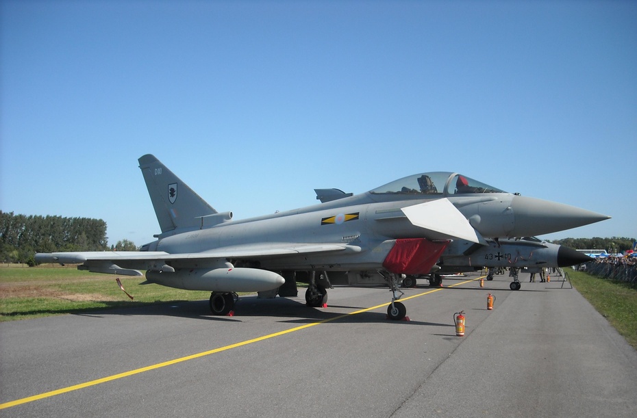 Eurofigter Typhoon Królewskich Sił Powietrznych z bazy RAF Coningsby prezentuje się na wystawie statycznej w Radomiu podczas Air Show 2009. fot. Wikimedia