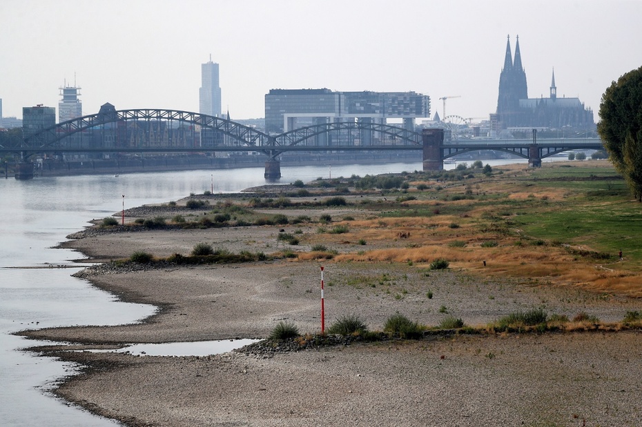 Rzeka Ren, okolice Kolonii (Niemcy). Fot. PAP/EPA/FRIEDEMANN VOGEL