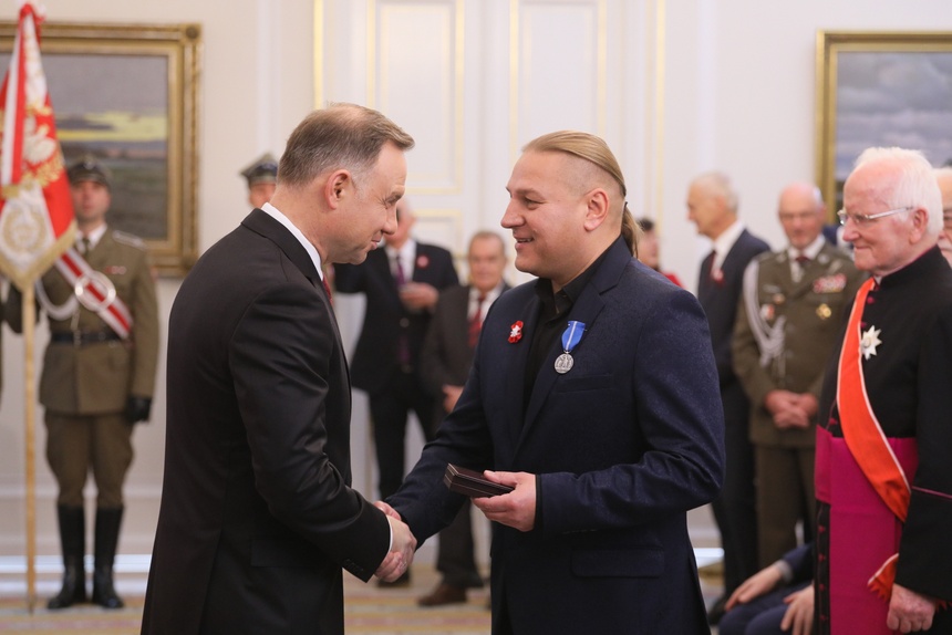 Bracia Golcowie odbierają medal z rąk prezydenta Andrzeja Dudy. Fot. PAP/Paweł Supernak