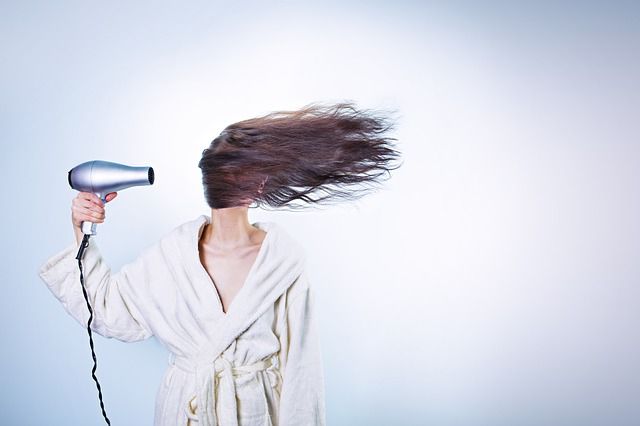 Naturalne wypadanie włosów to ok. 100 szt. dziennie. Fot. Pixabay