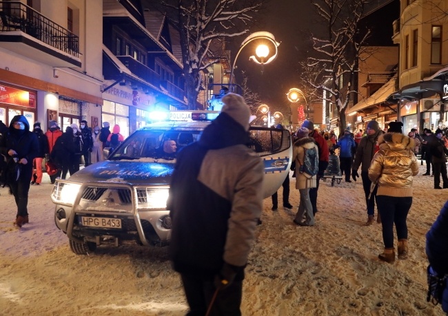 Policyjny radiowóz wśród licznych turystów na Krupówkach w Zakopanem, fot. PAP/Grzegorz Momot