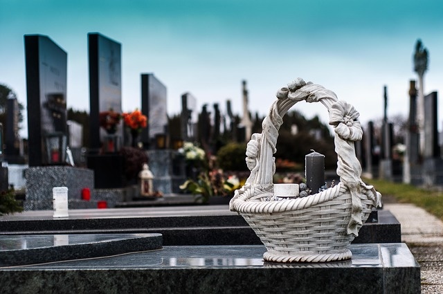 Dwaj grabaże w Nowym Sączu wpadli do dziecięcego grobowca. Zdjęcie ilustracyjne/Pixabay