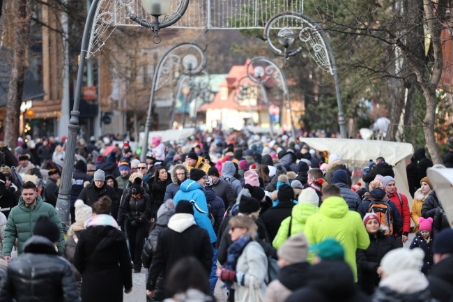 Tłum na Krupówkach w Zakopanem, fot. PAP/Grzegorz Momot