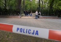 Samopodpalenie mężczyzny w Łazienkach. Fot. PAP/Marcin Obara