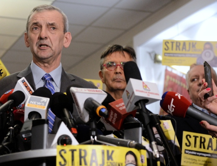 ZNP chce 1000 zł podwyżki. MEN: Przecież podnosimy pensje