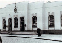 LATA 60-te XXw
po spaleniu częściowo odbudowany - taki był do 1971-1972 roku i bardzo to przeszkadzało aż zmienili