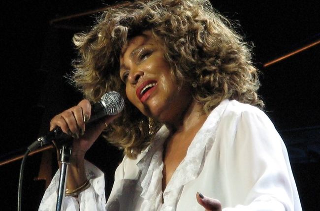 Tina Turner podczas pożegnalnej trasy koncertowej w 2009 roku. Fot. Wikipedia