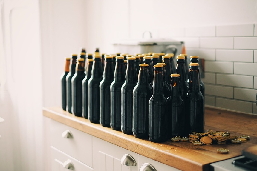 Butelki z piwem kupionym na promocji, fot. Pixabay