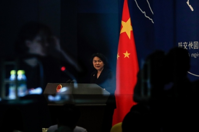 Asystentka ministra spraw zagranicznych Chin, Hua Chunying podczas konferencji poświęconej wizycie Nancy Pelosi na Tajwanie. Fot. PAP/EPA/MARK R. CRISTINO