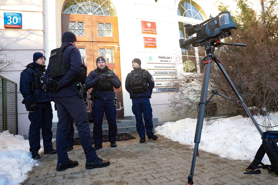 na zdjęciu: Funkcjonariusze policji przed siedzibą Krajowej Rady Sądownictwa w Warszawie, 21 bm. Policja na zlecenie prokuratury przeprowadza czynności w pomieszczeniach biura Rzecznika Dyscyplinarnego Sędziów Sądów Powszechnych w budynku, gdzie siedzibę 